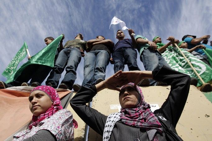 Palestinci čekají u checkpointu Bejtuníja poblíž Ramalláhu na stovky palestinských vězňů, které Izraelci ráno převezli z věznic na hranici s palestinskými územími.