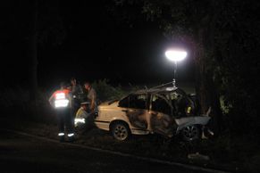 Při nehodě na Karlovarsku zemřel v hořícím autě řidič