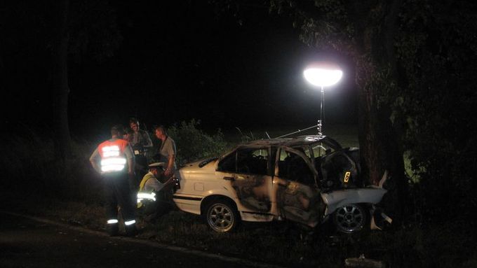 Při nehodě na Karlovarsku zemřel v hořícím autě řidič