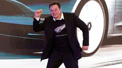 Elon Musk se rozdováděl v Číně. Tančil na pódiu, letělo i sako