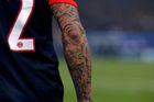 Nejčastější místo, které si fotbalisté nechávají tetovat je ruka. Tohle na ní má Ezequiel Lavezzi.