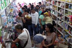 Hladoví Venezuelané se vrhli na kolumbijské obchody. Měli den na to, aby za hranicí nakoupili zásoby
