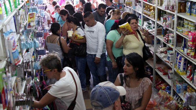 Regály kolumbijských obchodů v obložení zákazníků z Venezuely.