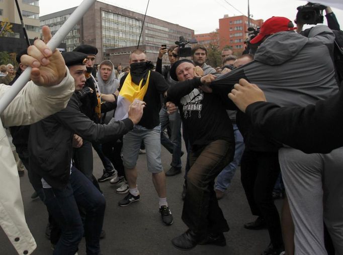 Potyčky ruských nacionalistů s antifašisty během "pochodu milionů", opozičního protestu proti Putinovi