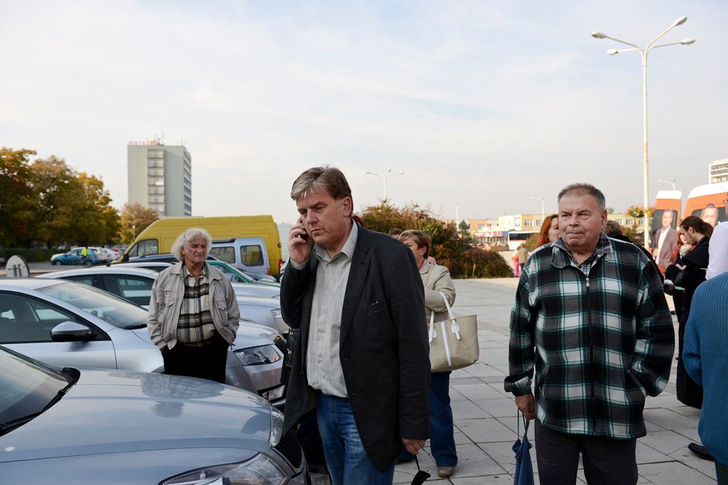 Oranžová záře nad kladnem. ČSSD mluvila s dělníky, rozdávala růže