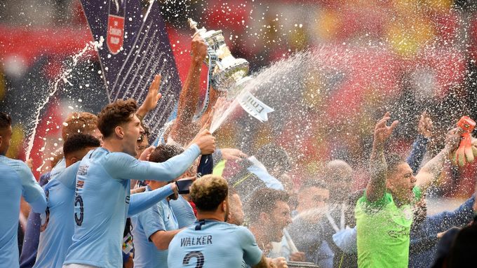 Fotbalisté Manchesteru City slaví vítězství ve finále Anglického poháru