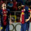 Fotbalisté Barcelony Lionel Messi a Cesc Fabregas po inkasovaném gólu v utkání španělské La Ligy 2012/13 se Sevillou.