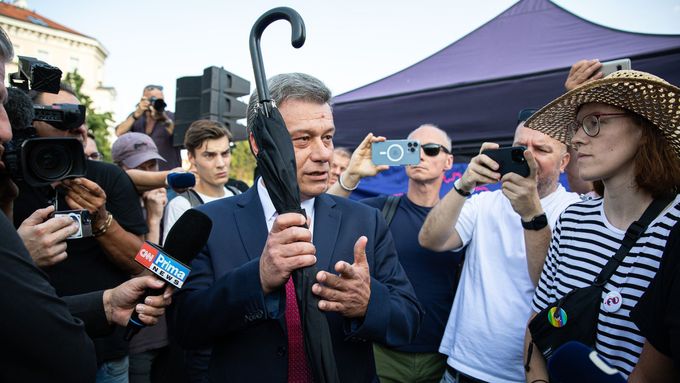Foto: Pavel Blažek přišel s deštníkem na demonstraci za své odvolání. Řečnit nemohl