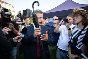 Foto: Pavel Blažek přišel s deštníkem na demonstraci za své odvolání. Řečnit nemohl
