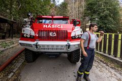 V Hřensku zbývá dohasit 60 hektarů plochy. V oblasti zůstává několik stovek hasičů