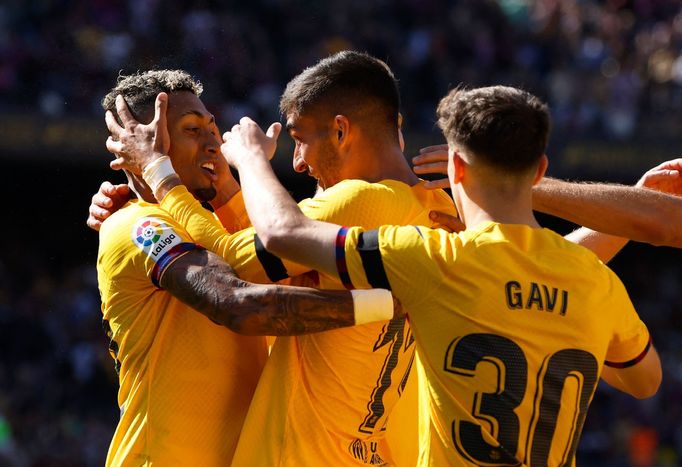 Fotbalisté Barcelony slaví gól v síti Atlétika