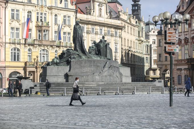 Staroměstské náměstí, kříže za oběti nemoci covid-19.