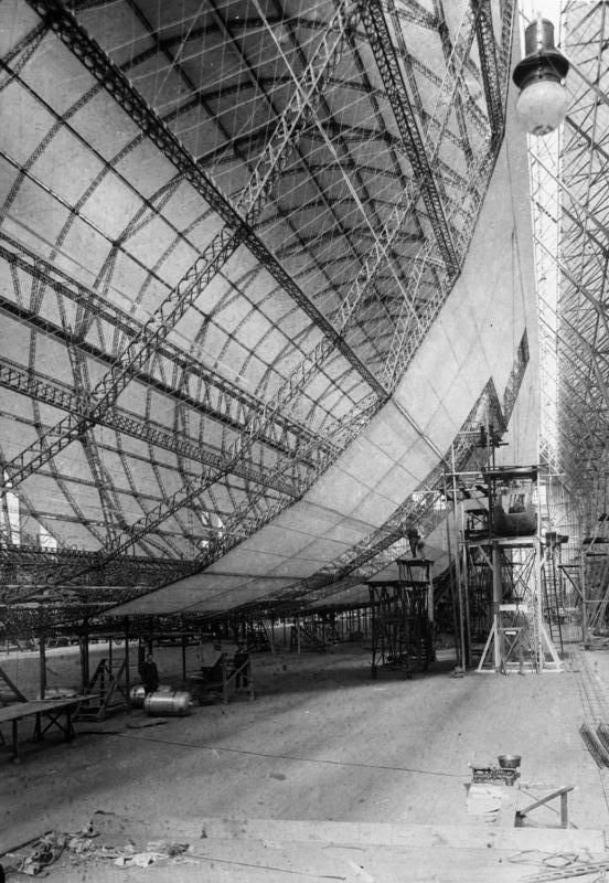 Fotogalerie / Vzducholoď Graf Zeppelin / Výročí 90. let vzniku / Wiki / 3
