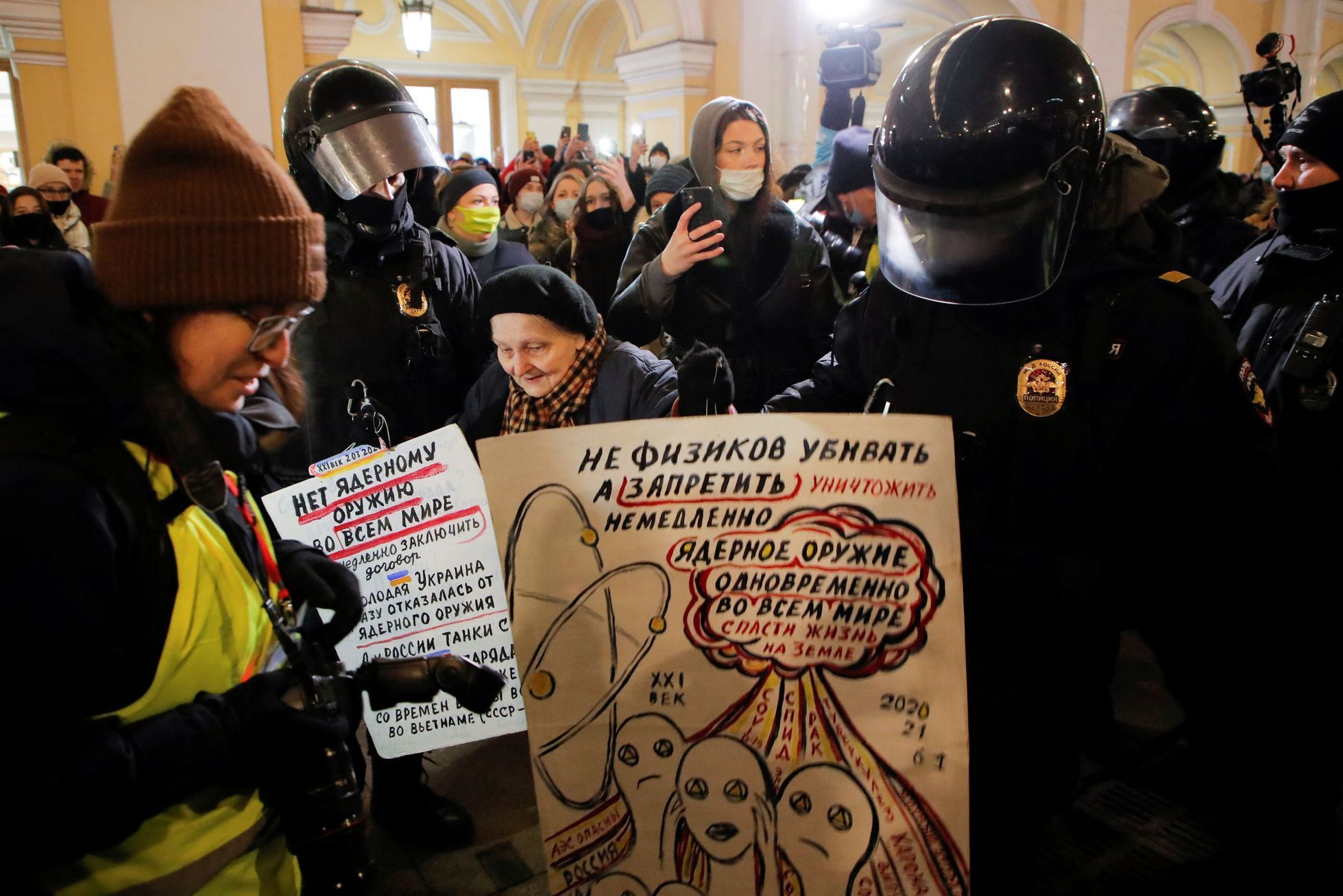 Petrohradská policie zatýká na protiválečné demonstraci Jelenu Osipovovou. Žena za druhé světové války přežila blokádu Leningradu.
