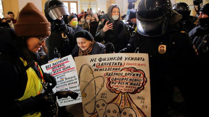 První vojáci se vracejí do Ruska v rakvích, slovo válka je ale zakázané. Represe sílí; Zdroj foto: Reuters