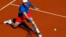 Český tenista Tomáš Berdych v semifinálovém utkání Davis Cupu 2012 s Argentincem Carlosem Berlocqem.