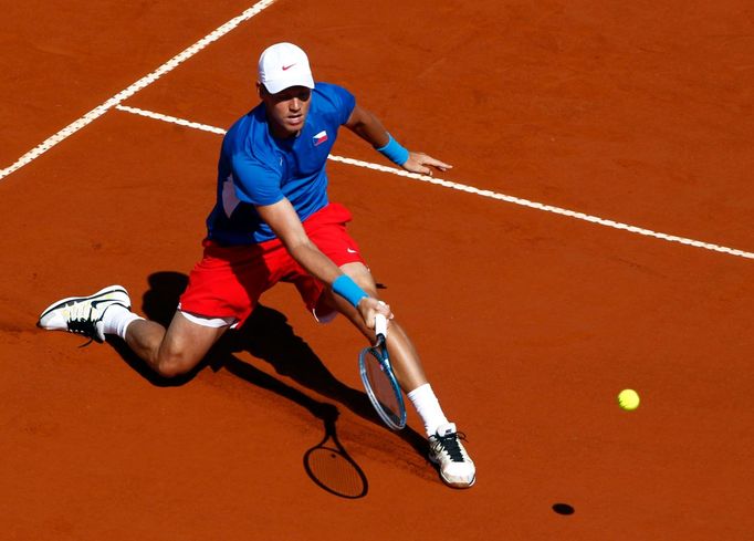 Český tenista Tomáš Berdych v semifinálovém utkání Davis Cupu 2012 s Argentincem Carlosem Berlocqem.