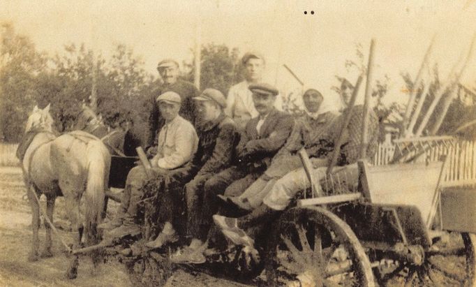 Na cestě ke žním v Českém Malíně. Na snímku  Leo Mínářík, Josef Mínářík, Marie Mínáříková, Anastázie Řepíková a tři neidentifikované pomocnice.