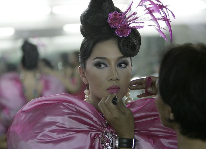 Účastnice soutěže Amazing Philippine Beauties, kde spolu soutěží transsexuálové a transvestité z celých Filipín o právo reprezentovat svou zemi na mezinárodní soutěži Miss International Queen v Thajsku