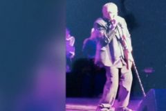 Zpěvák Meat Loaf zkolaboval přímo na pódiu při svém nejslavnějším hitu