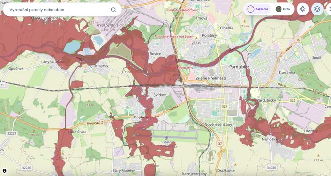 Záplavy na povodňové mapě kolem jezera Lhotka a také u Pardubic. Zaplavena by byla například část Letiště Pardubice.