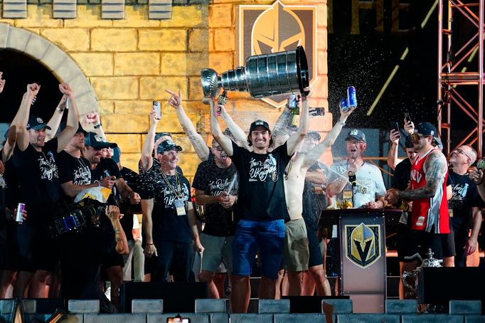 Hokejisté Vegas slaví triumf ve Stanley Cupu - Mark Stone