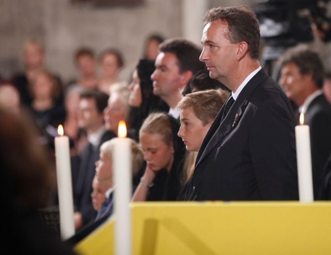 Kdyby Habsburkové po první světové válce nepřišli o trůn, stal by se rakouským císařem. "Můj otec byl vynikající osobnost. Ztrácíme v něm velkého Evropana, který nás ovlivnil ve všem, co dnes děláme," řekl jeho syn Karl (na snímku ze slavnostního pohřbu). Ten od otce už dříve převzal roli šéfa klanu Habsburků.