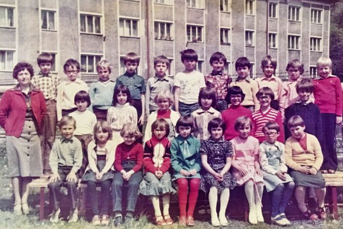 Pavel Nedvěd v dětství během školních let (na snímku první zleva v první řadě).