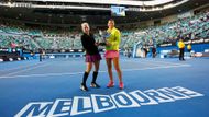 Nenasazená dvojice předvedla v Melbourne spanilou jízdu a pozvedla vítěznou trofej. Sedmadvacetiletá Šafářová se stala první českou vítězkou čtyřhry na Australian Open po 20 letech. Před ní to naposledy dokázala Jana Novotná