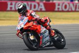 Zabrat musí také Jorge Lorenzo, jenž si už druhý rok zvyká na motocykl Ducati. Ale hlavně v závěru loňské sezony pětinásobný šampion dokázal, že se s ním musí počítat.