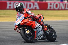 Nečekaný přestup. Lorenzo konečně vyhrál na Ducati, ale příští rok už bude závodit na Hondě