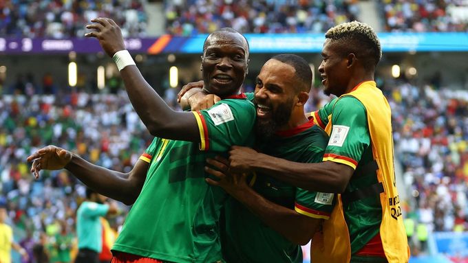 Fotbalisté Kamerunu po vyrovnání zápasu se Srbskem