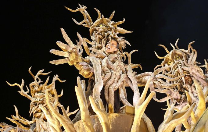 Revellers from the Vila Isabel samba school participate in the annual Carnival parade in Rio de Janeiro's Sambadrome February 12, 2013. REUTERS/Sergio Moraes (BRAZIL - Tags: SOCIETY) Published: Úno. 12, 2013, 7:41 dop.