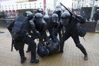 Nové násilí v Bělorusku. Úřady prezidenta Lukašenka zatkly v Minsku stovky lidí