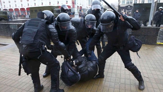 Zásah policistů při sobotní demonstraci v Minsku.