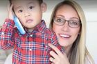 Youtuberka adoptovala autistického chlapce z Číny. Teď se ho vzdala a diváci se zlobí