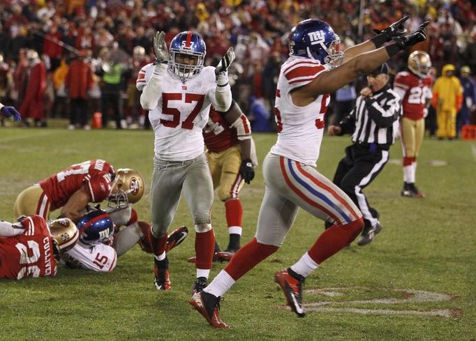 Spencer Paysinger (vpravo) a Jacquian Williams oslavují postup New Yorku Giants