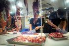 Příprava masa v jedné z restaurací v čínském městě Šen-čen.