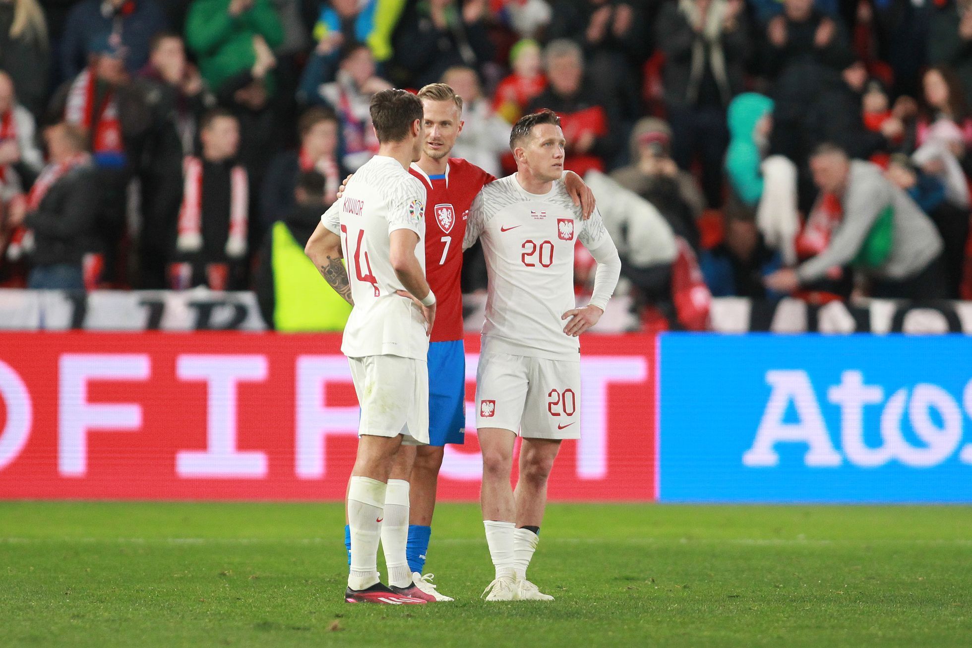 Smutní Poláci po porážce v kvalifikaci ME 2024 Česko - Polsko
