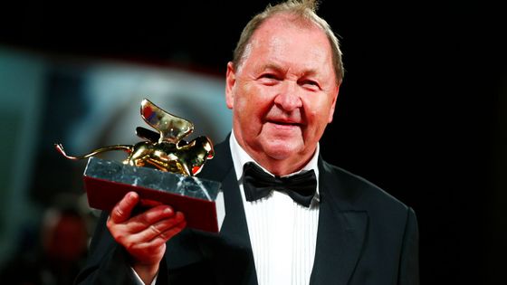 Roy Andersson s trofejí z Benátského festivalu.