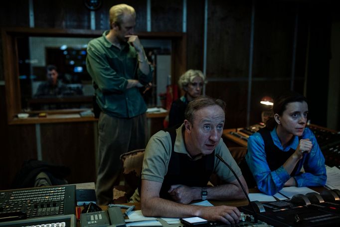 V popředí jsou Cezary Kosiński jako Piotr a Monika Frajczyková v roli Leny.