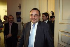 Klaus přijal Dobešovu demisi, studenti to oslavili
