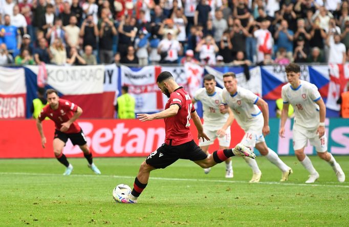 Georges Mikautadze dává gól z penalty v zápase Eura 2024 Gruzie - Česko