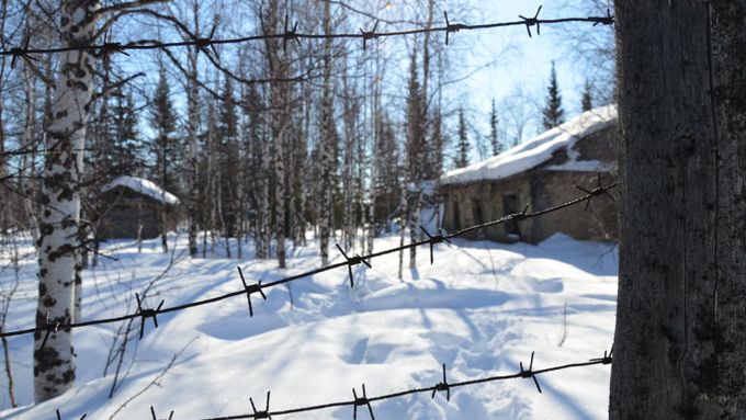 Jan Plovajko strávil tři roky v sibiřském pracovním táboře Norillag. Popisuje, jak přežil místo, kde s minimem jídla a při teplotách kolem minus 50 stupňů musel docházet několik kilometrů za prací.