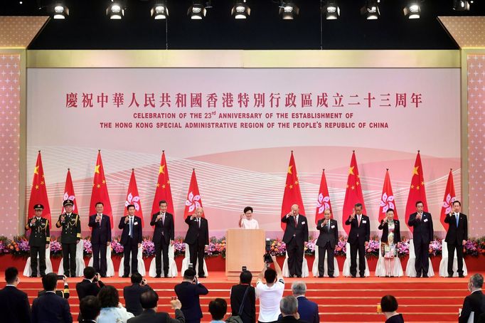 Nový národně bezpečnostní zákon dává Číně možnost potrestat opozici a demonstranty v Hongkongu. Tisíce lidí přesto protestují.