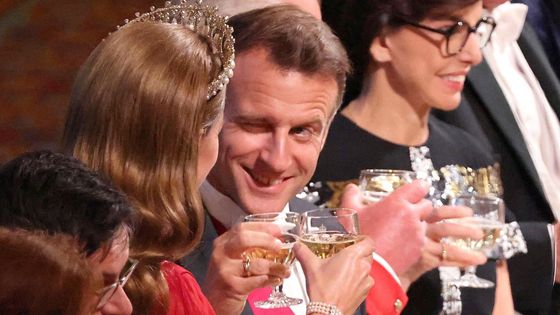 Macron pobavil královský stůl: Monarchii máme rádi, hlavně když zůstává v Británii