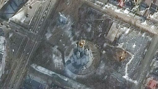 Satelity ukazují, že masový hrob ve městě Buča začal vznikat už začátkem března - fotografie vznikla 10. března.