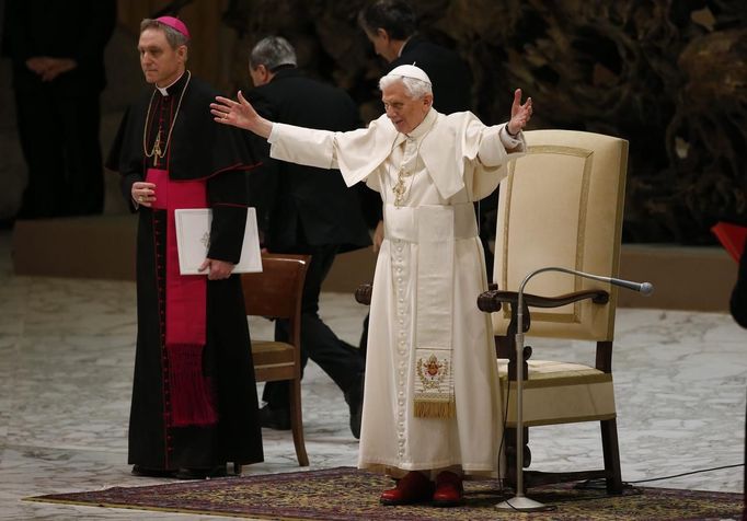 Papež Benedikt XVI. promlouvá k věřícím.