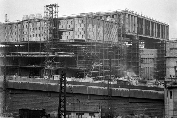 Výstavba budovy Federální shromáždění v Praze na fotografii z roku 1970.
