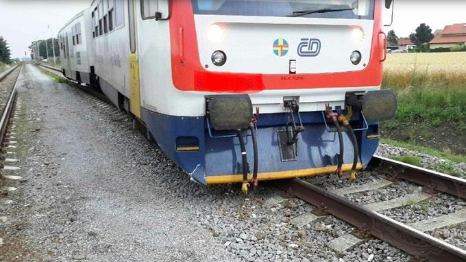 Motorový vlak vykolejil ve stanici Medlešice na Chrudimsku